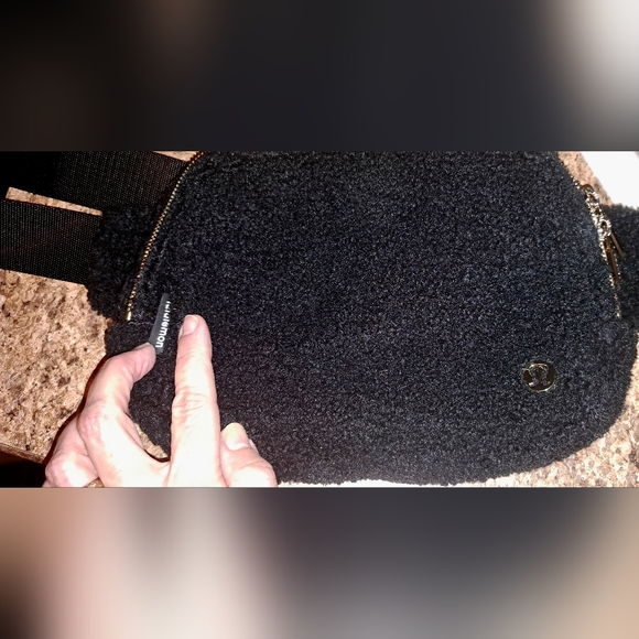 Ladies Lululemon Everywhere Fanny Bag Shopping Vacation Black Adjustable - Picture 9 of 10